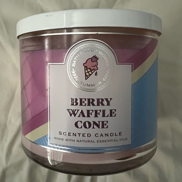 🆕BATH & BODY WORKS Berry Waffle Cone 3 Wick Candle*NEW Retired Summer Scent - Picture 4 of 4